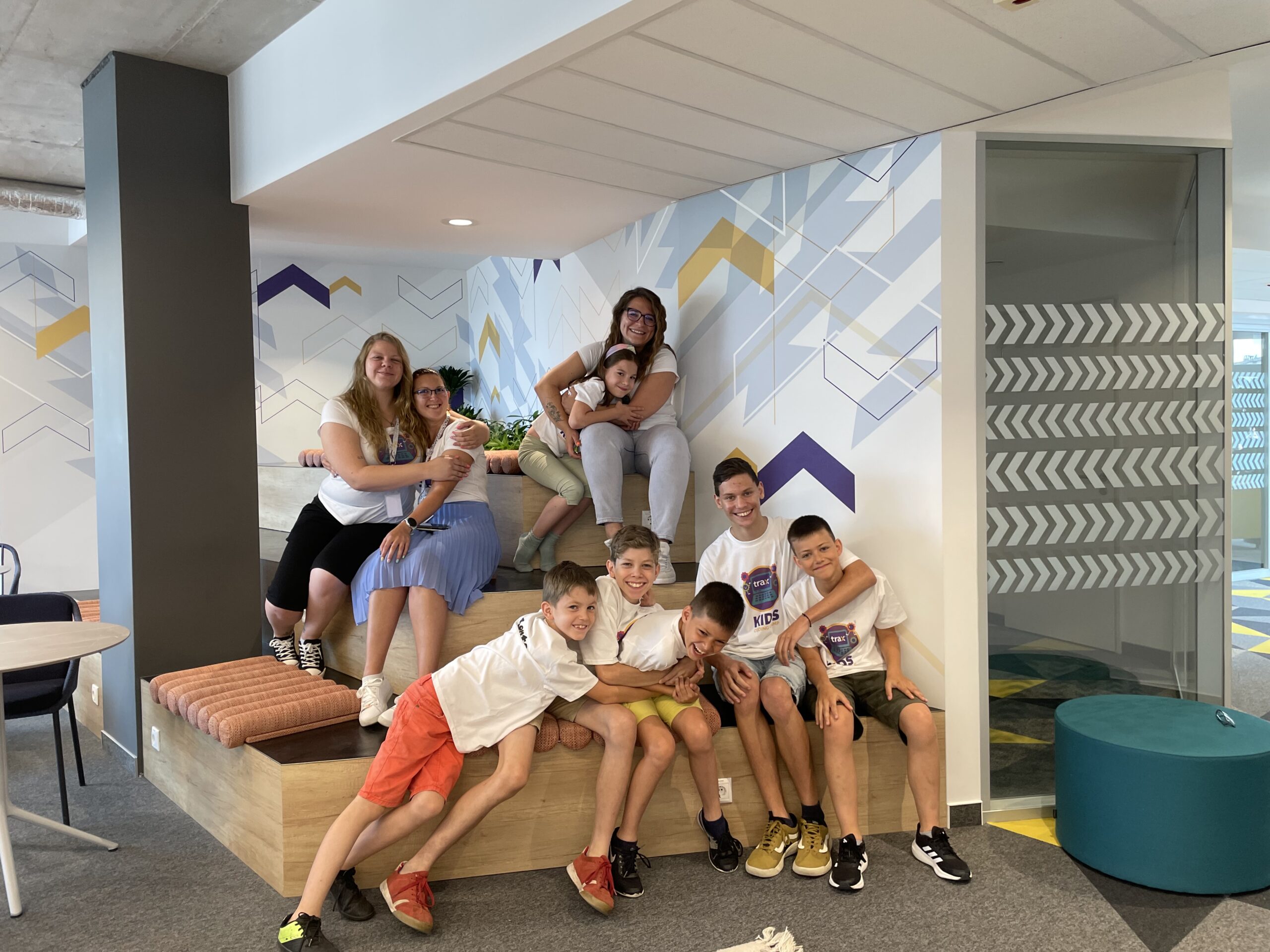 Des étudiants au bureau de Trax